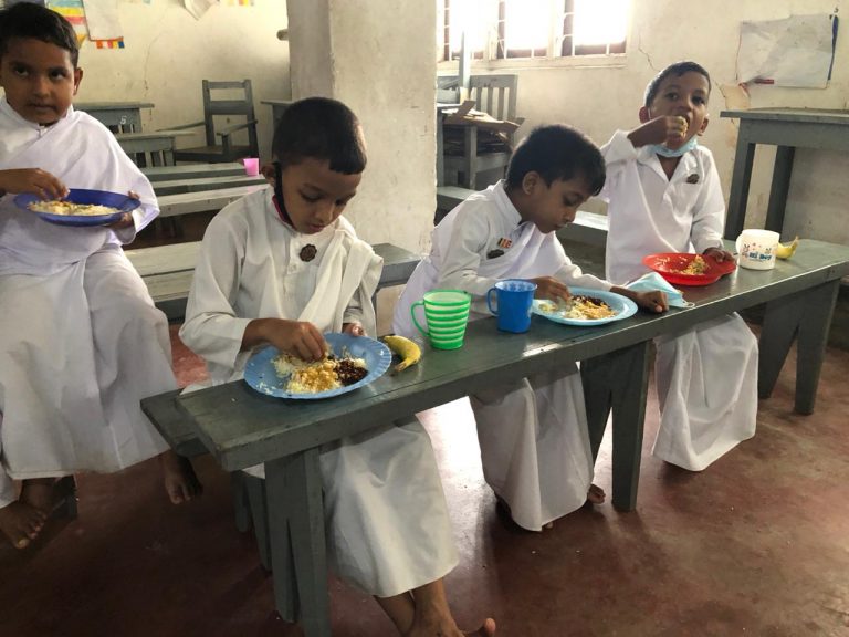 මැදගම සිරි සුනන්ද දහම් පාසල් දරුවන්ගේ සිල් සමාදන් වීමේ දින දහවල් දානය පිරිනැමීම.